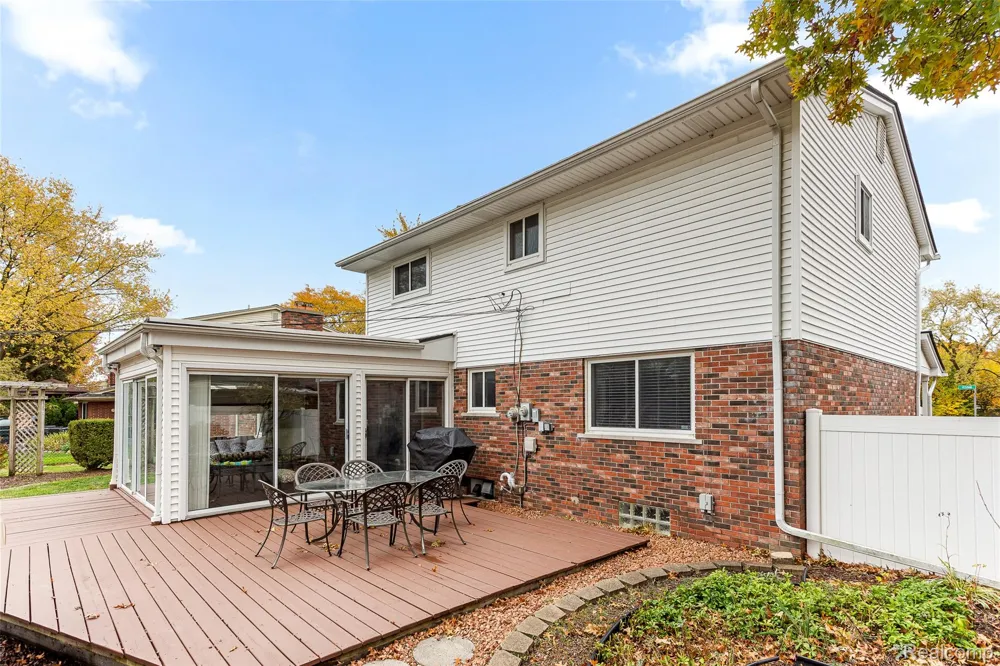 16515 Festian Drive Clinton Charter Township, MI 48035