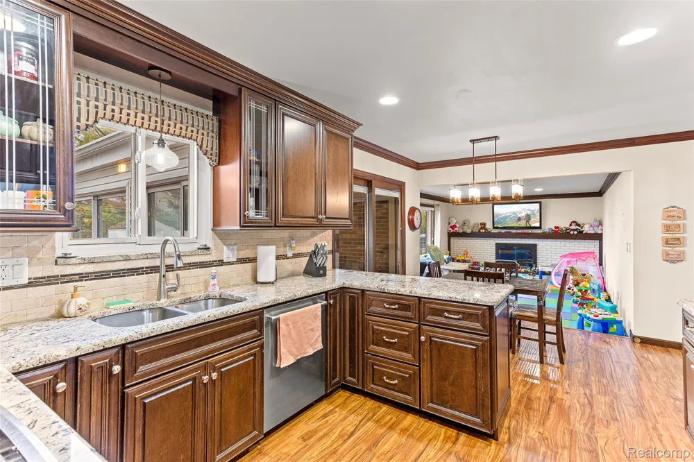 16515 Festian Drive Clinton Charter Township, MI 48035