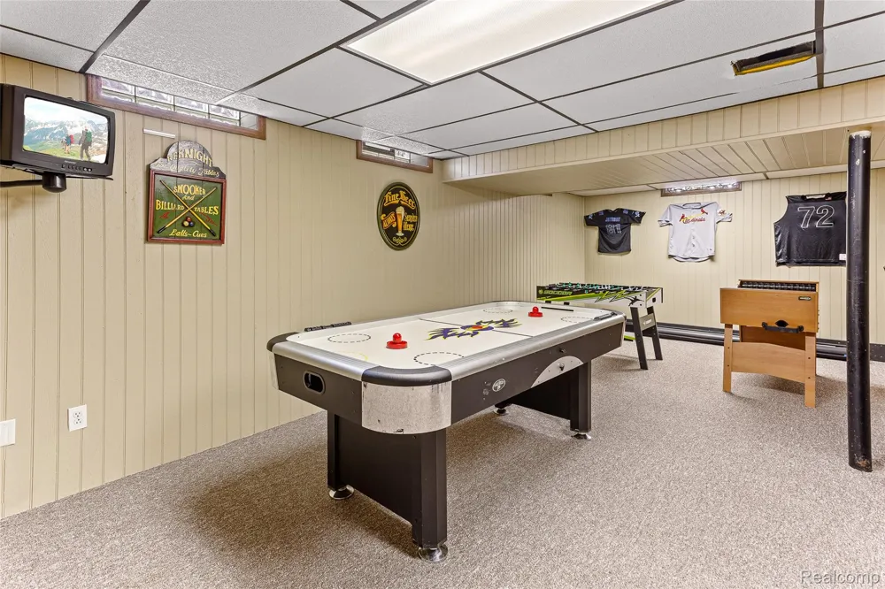 16515 Festian Drive Clinton Charter Township, MI 48035
