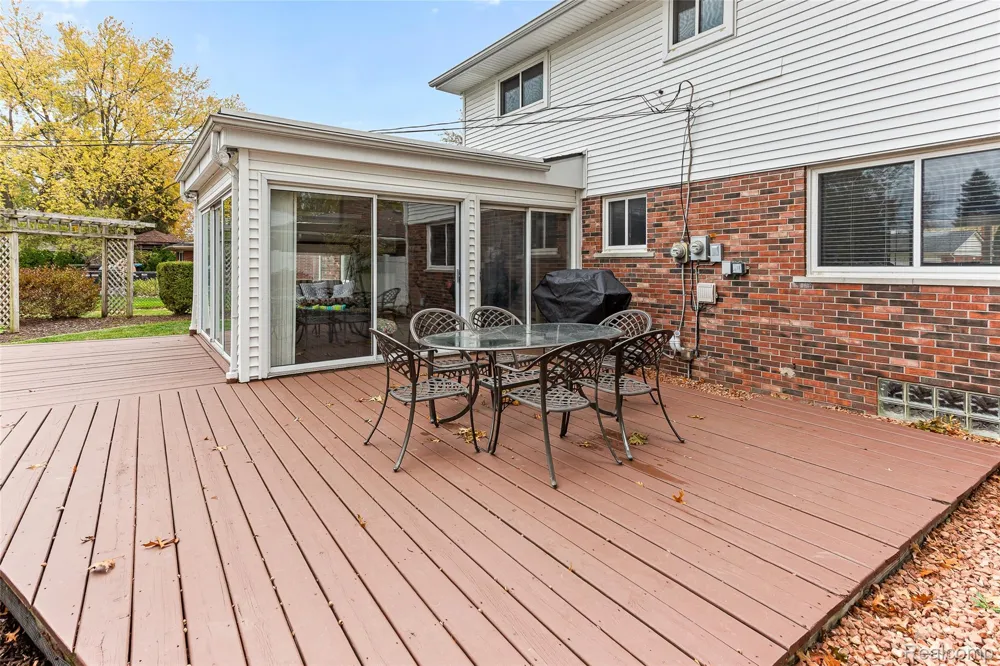 16515 Festian Drive Clinton Charter Township, MI 48035