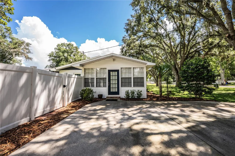 2217 WELLS ROAD Auburndale, FL 33823