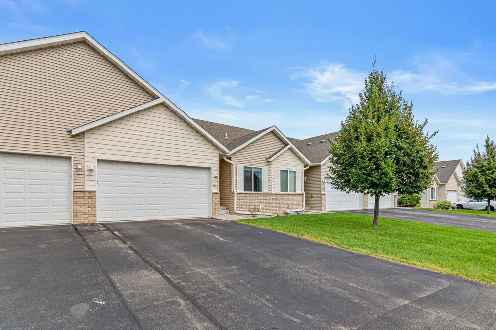 4151 Blakewood Drive Shakopee, MN 55379