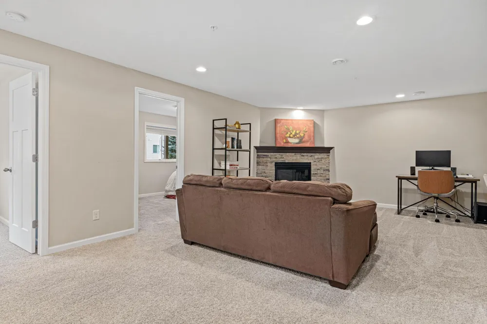 4151 Blakewood Drive Shakopee, MN 55379