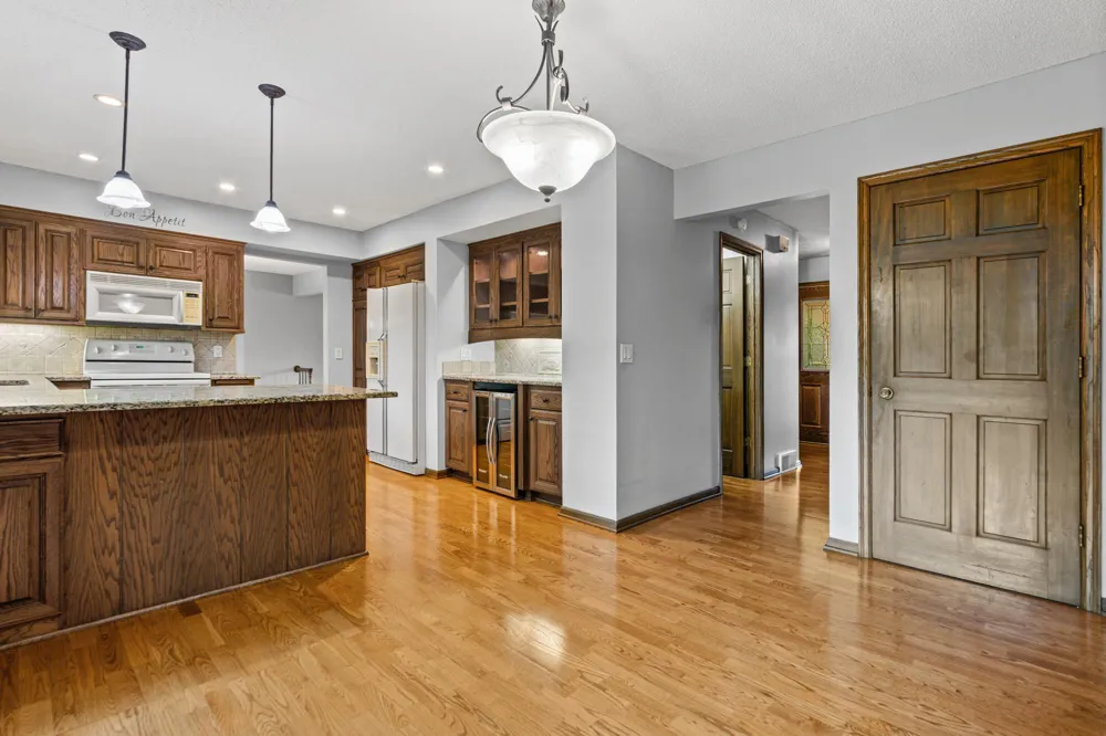 14136 Frontier Lane Burnsville, MN 55337