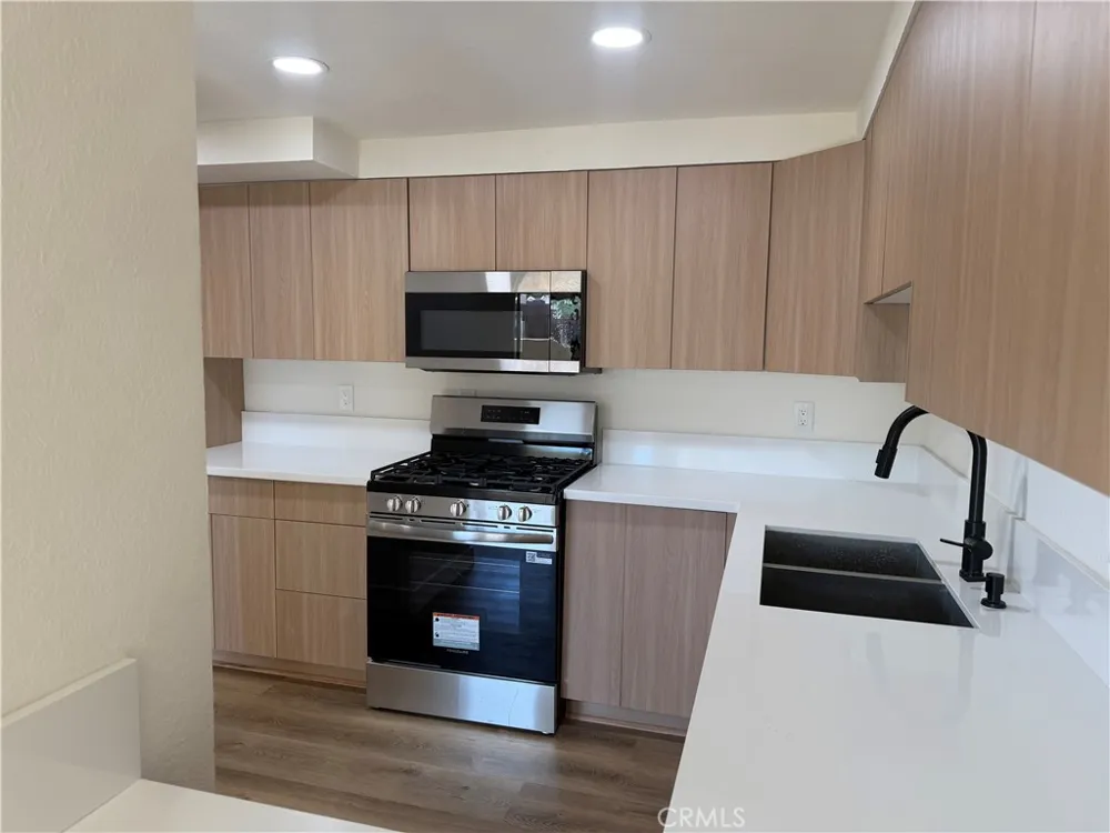 861 Village Square Palm Springs, CA 92262