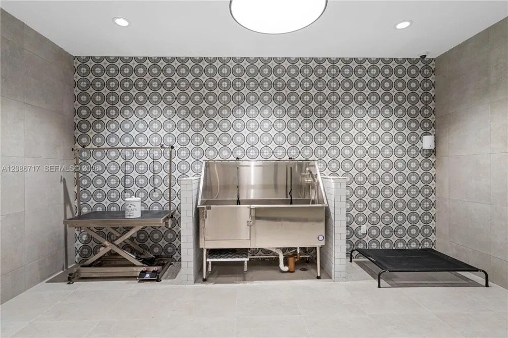 16395 Biscayne Blvd #216 North Miami Beach, FL 33160