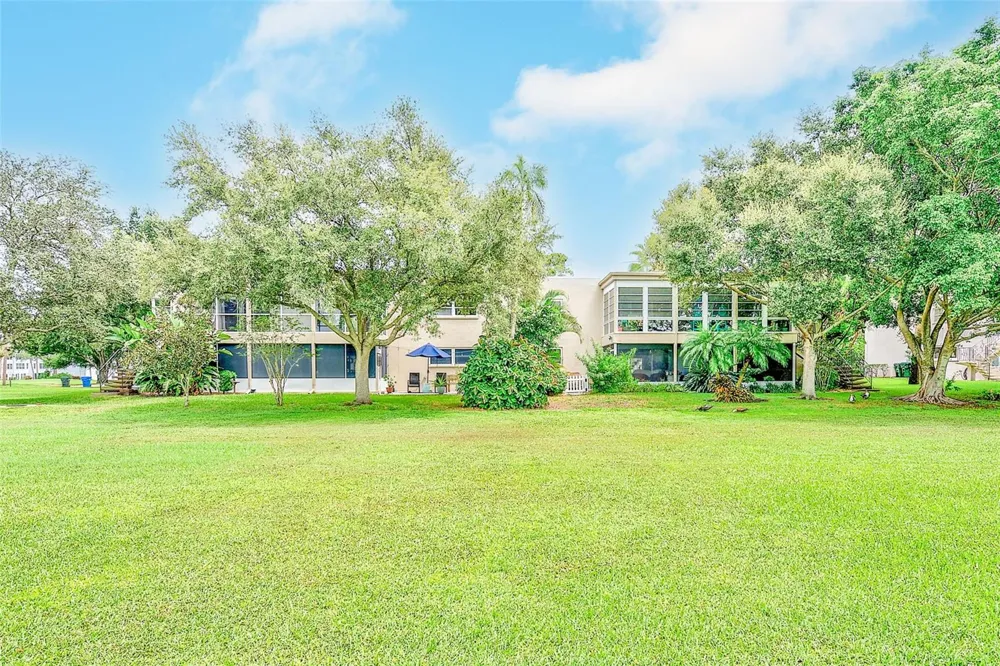 25 COUNTRY CLUB DRIVE Largo, FL 33771
