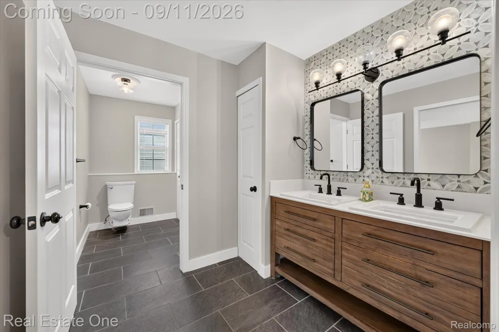 757 Lounsbury Avenue Rochester City, MI 48307