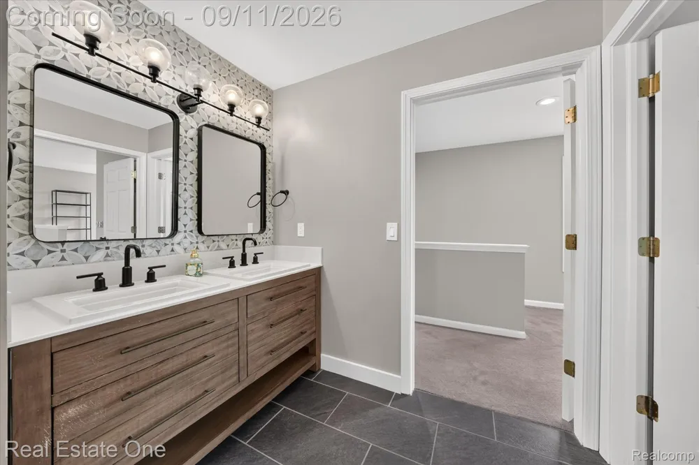 757 Lounsbury Avenue Rochester City, MI 48307