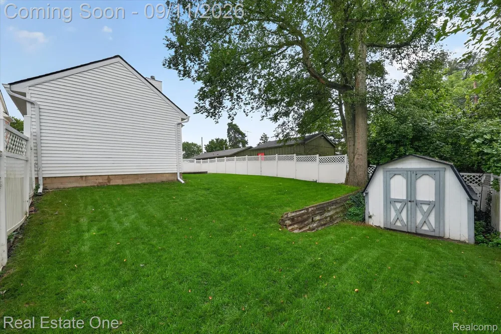 757 Lounsbury Avenue Rochester City, MI 48307