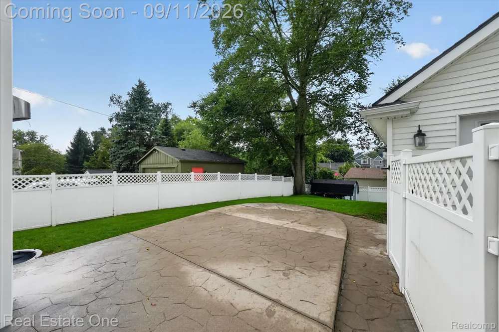 757 Lounsbury Avenue Rochester City, MI 48307
