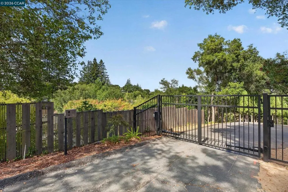 521 Tahos Rd Orinda, CA 94563