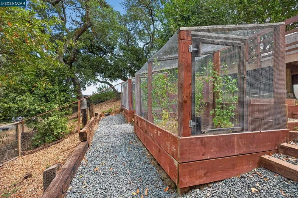 521 Tahos Rd Orinda, CA 94563