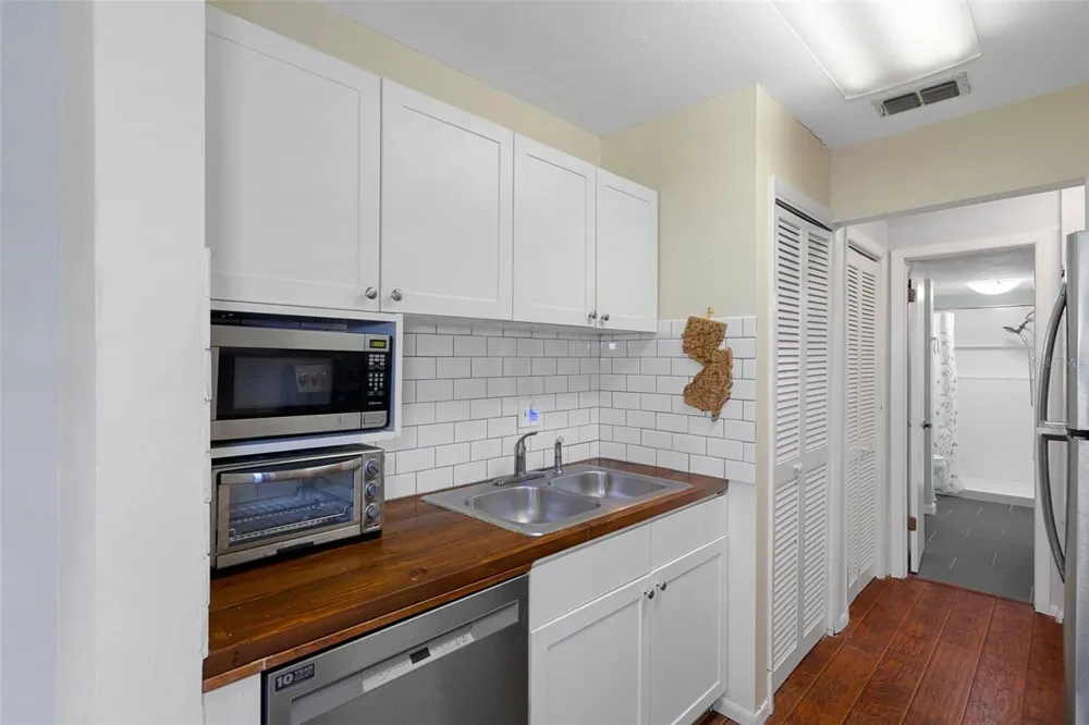 314 MOORINGS COVE DRIVE Tarpon Springs, FL 34689