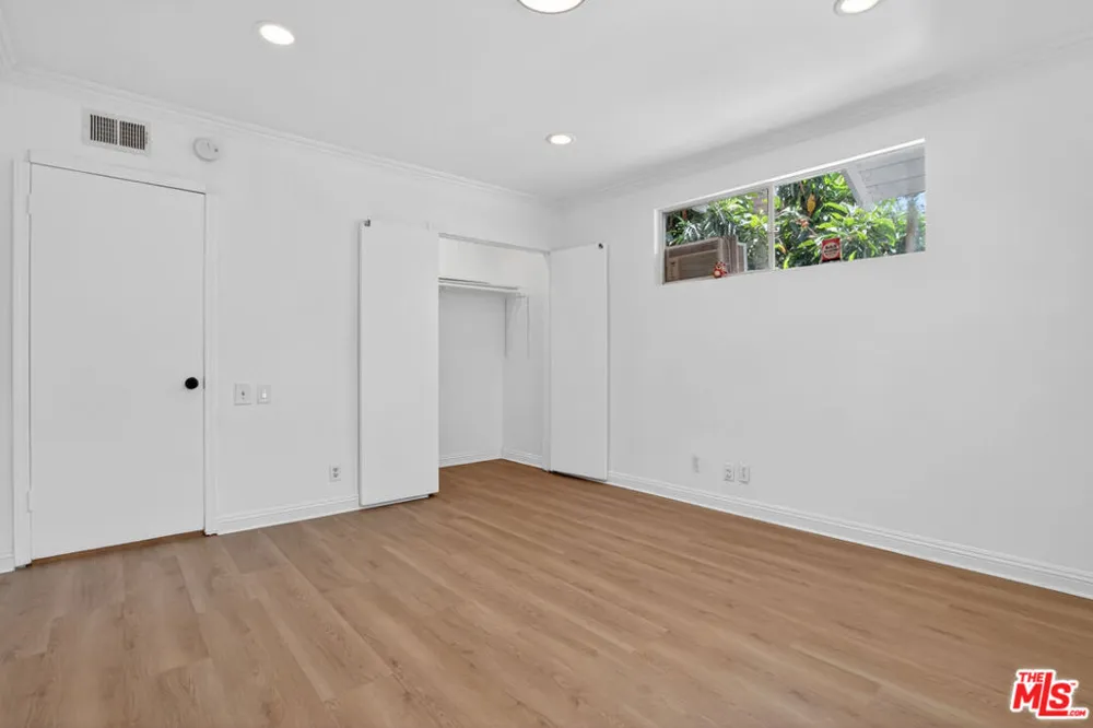 23036 Victory Boulevard Woodland Hills, CA 91367