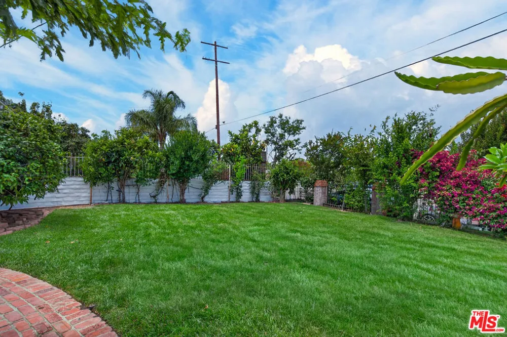 23036 Victory Boulevard Woodland Hills, CA 91367