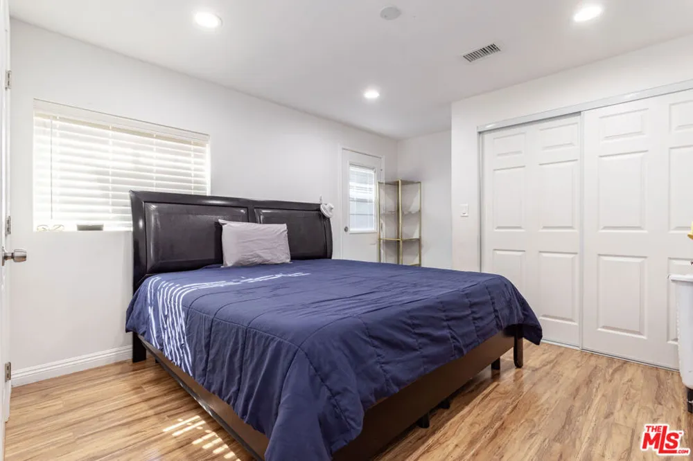 23036 Victory Boulevard Woodland Hills, CA 91367