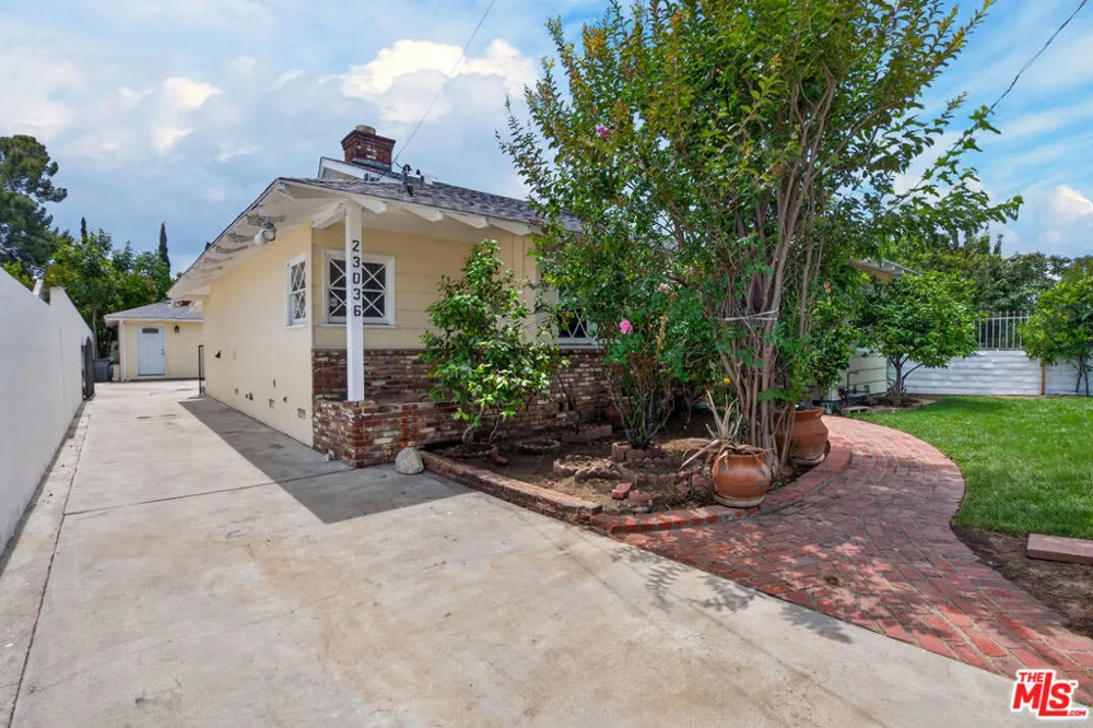 23036 Victory Boulevard Woodland Hills, CA 91367