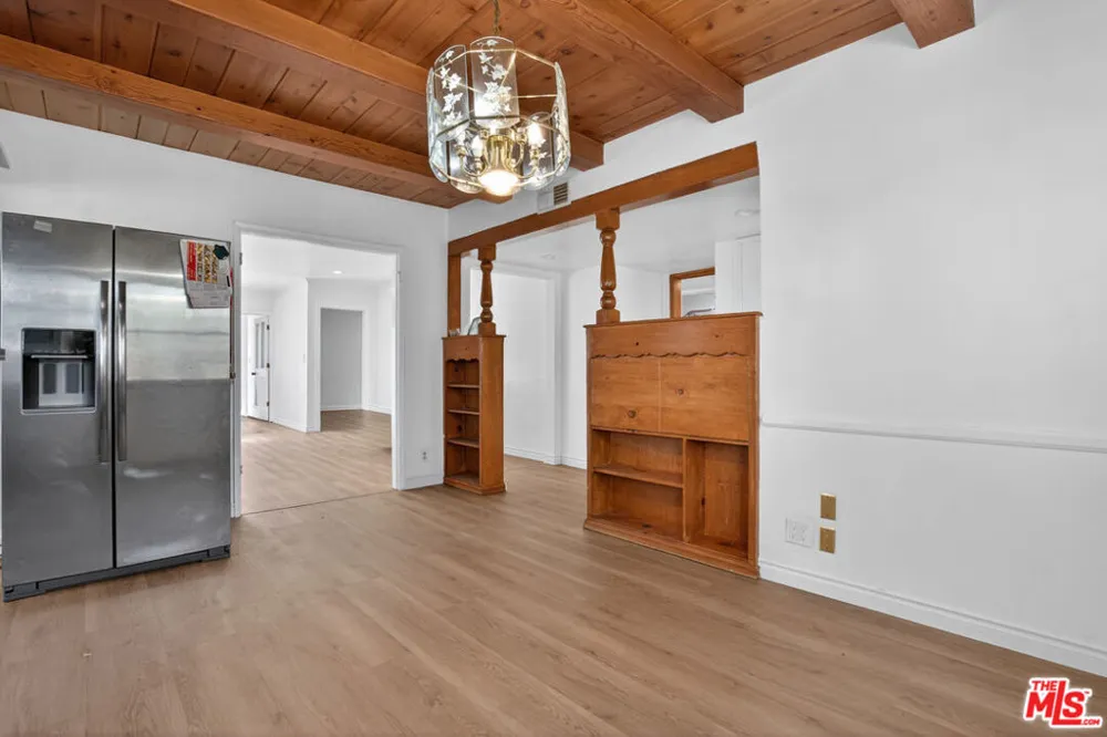 23036 Victory Boulevard Woodland Hills, CA 91367
