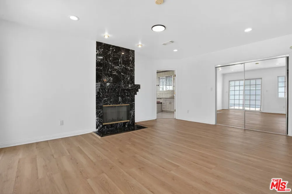 23036 Victory Boulevard Woodland Hills, CA 91367