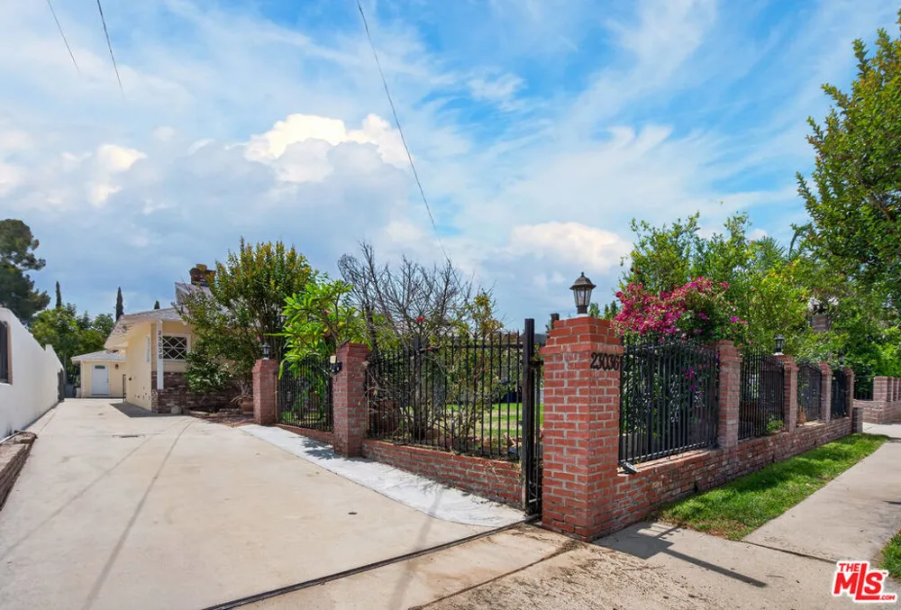 23036 Victory Boulevard Woodland Hills, CA 91367