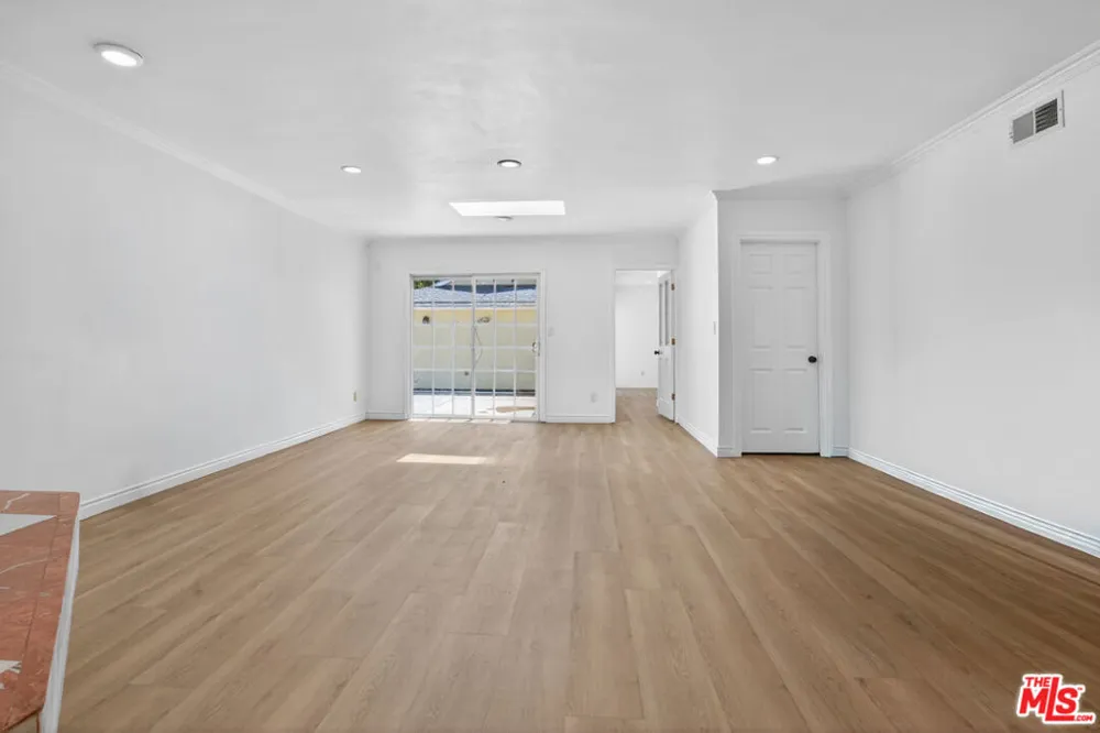 23036 Victory Boulevard Woodland Hills, CA 91367
