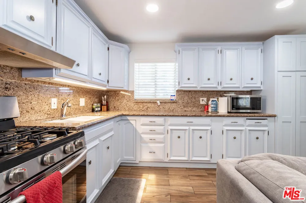 23036 Victory Boulevard Woodland Hills, CA 91367