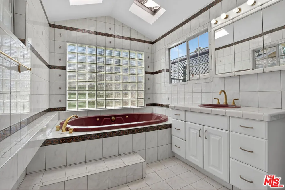 23036 Victory Boulevard Woodland Hills, CA 91367