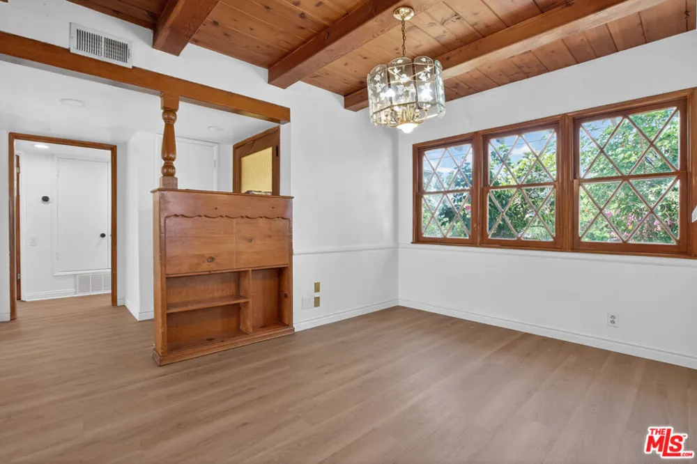 23036 Victory Boulevard Woodland Hills, CA 91367