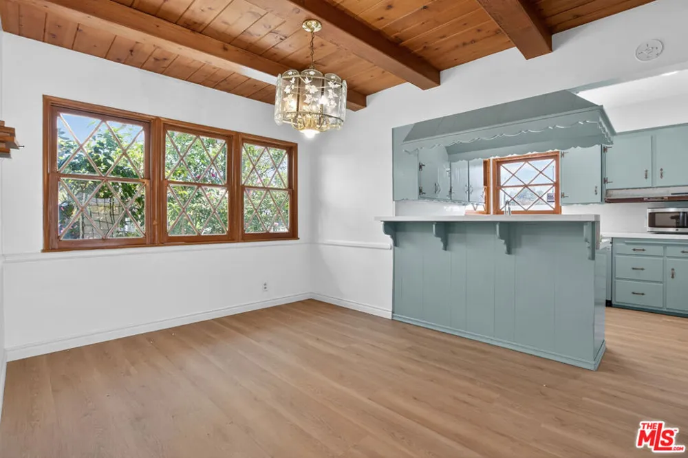 23036 Victory Boulevard Woodland Hills, CA 91367