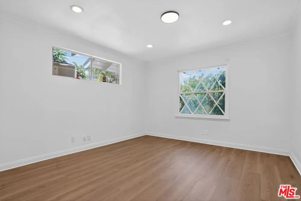 23036 Victory Boulevard Woodland Hills, CA 91367