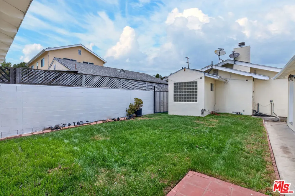23036 Victory Boulevard Woodland Hills, CA 91367