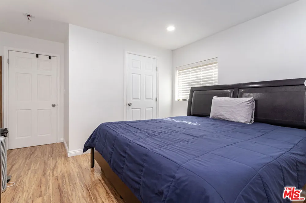23036 Victory Boulevard Woodland Hills, CA 91367