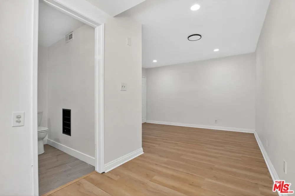 23036 Victory Boulevard Woodland Hills, CA 91367