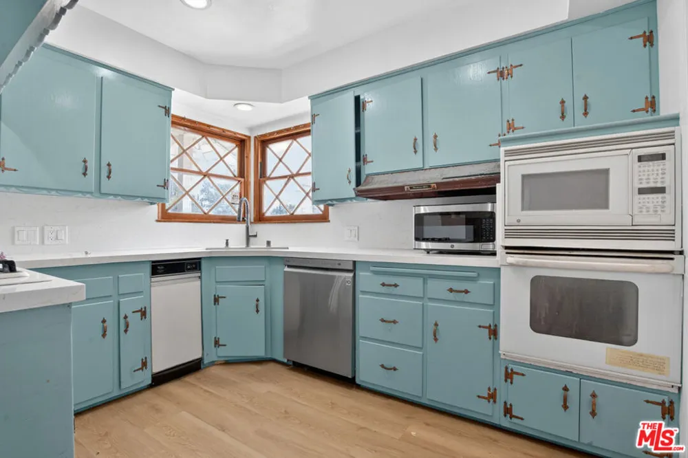 23036 Victory Boulevard Woodland Hills, CA 91367