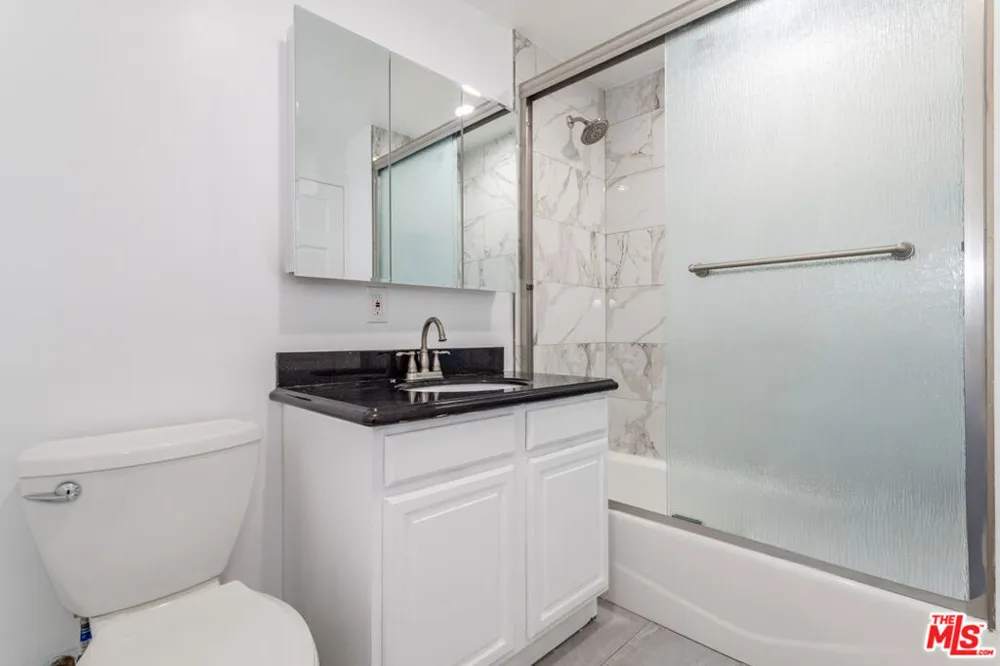 23036 Victory Boulevard Woodland Hills, CA 91367