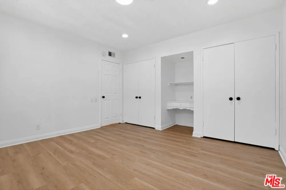 23036 Victory Boulevard Woodland Hills, CA 91367