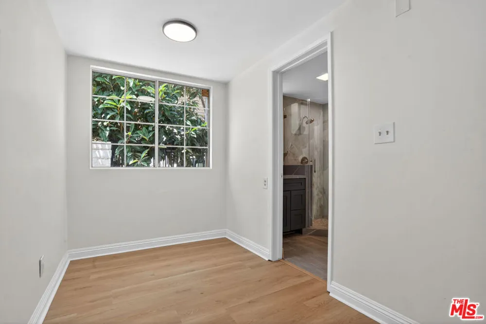 23036 Victory Boulevard Woodland Hills, CA 91367