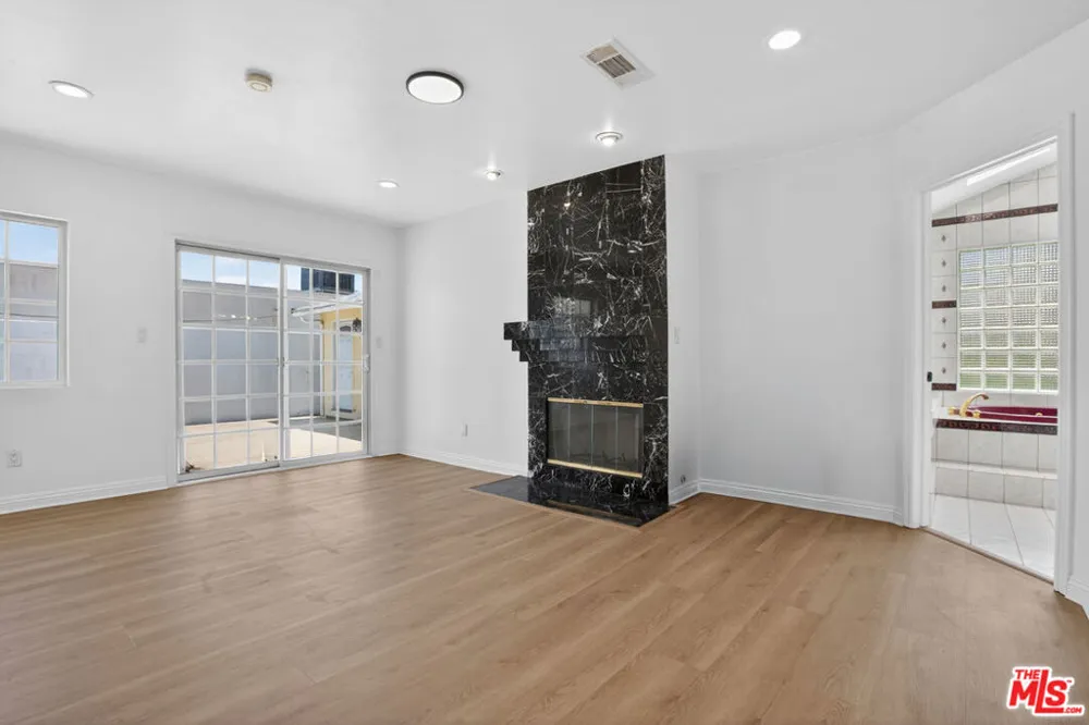 23036 Victory Boulevard Woodland Hills, CA 91367