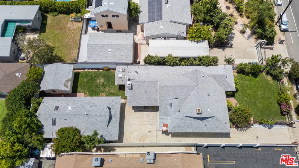 23036 Victory Boulevard Woodland Hills, CA 91367