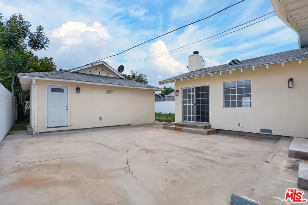23036 Victory Boulevard Woodland Hills, CA 91367