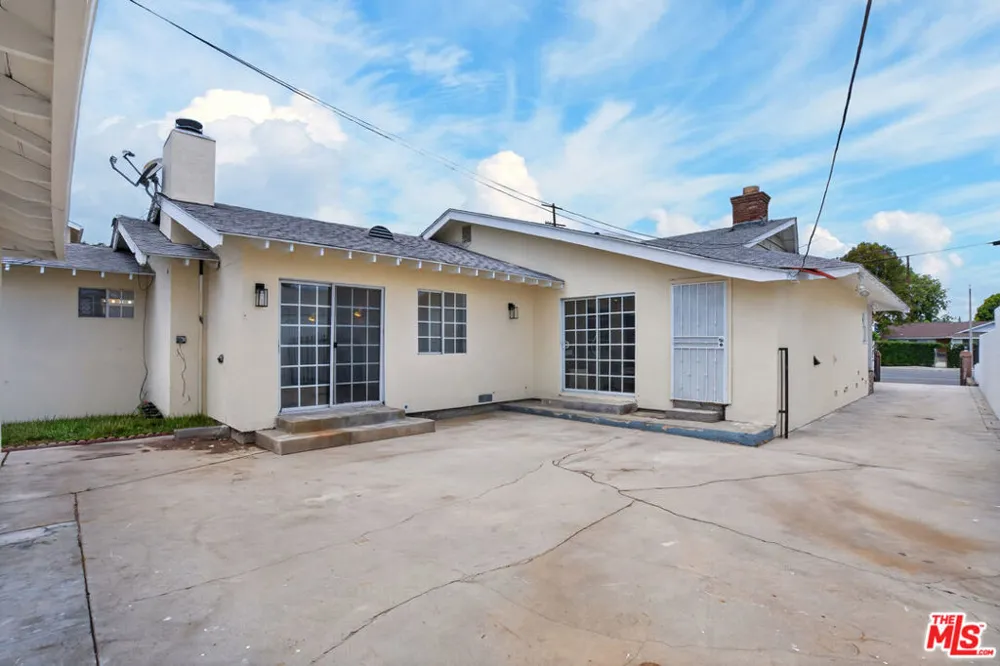 23036 Victory Boulevard Woodland Hills, CA 91367