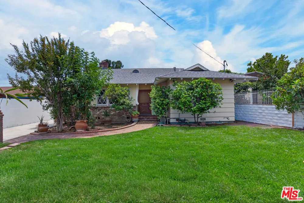 23036 Victory Boulevard Woodland Hills, CA 91367