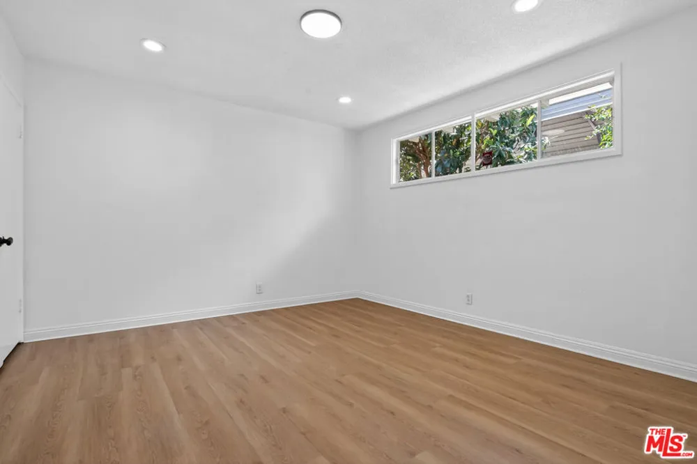 23036 Victory Boulevard Woodland Hills, CA 91367