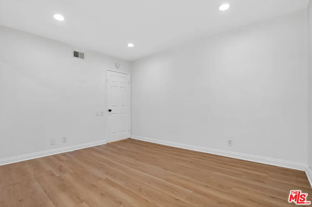 23036 Victory Boulevard Woodland Hills, CA 91367