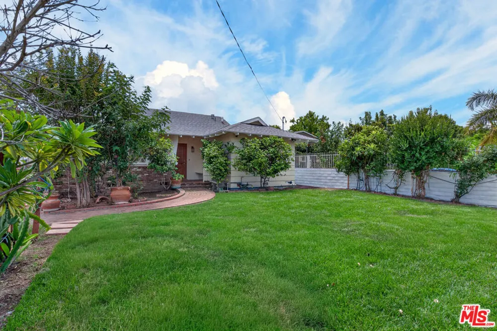 23036 Victory Boulevard Woodland Hills, CA 91367