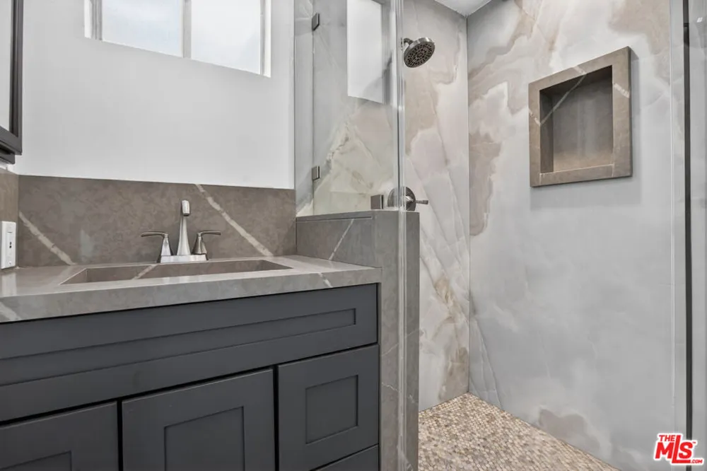 23036 Victory Boulevard Woodland Hills, CA 91367
