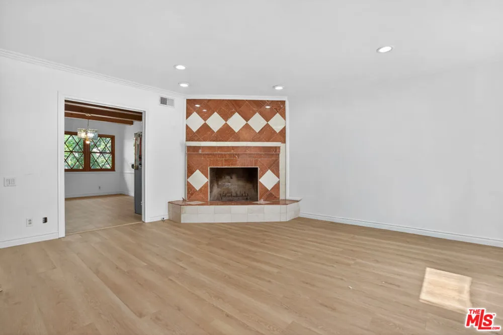 23036 Victory Boulevard Woodland Hills, CA 91367