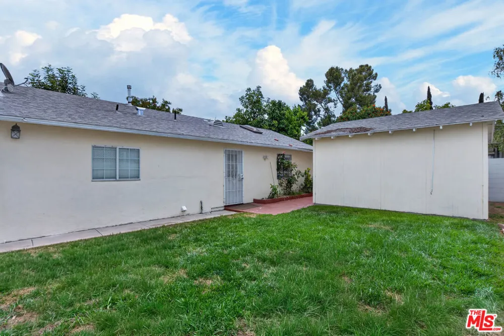 23036 Victory Boulevard Woodland Hills, CA 91367