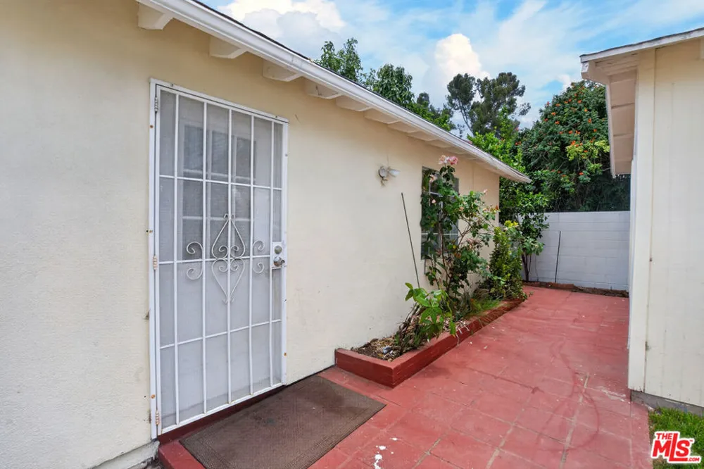 23036 Victory Boulevard Woodland Hills, CA 91367